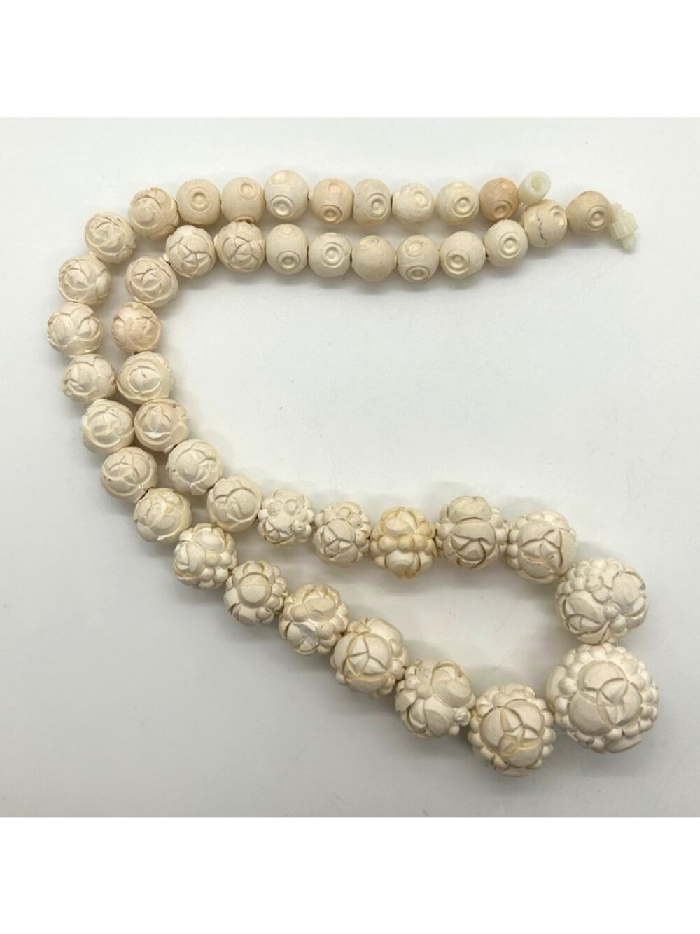 Vintage Carved Celluloid Bead Necklace With Floral & Swirl Designs In Cream Ivor - Picture 2 of 12